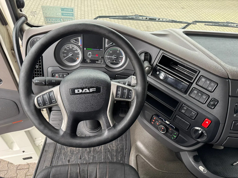 Interior photo 1: יחידת טרקטור DAF XF 450 Space Cab Euro 6