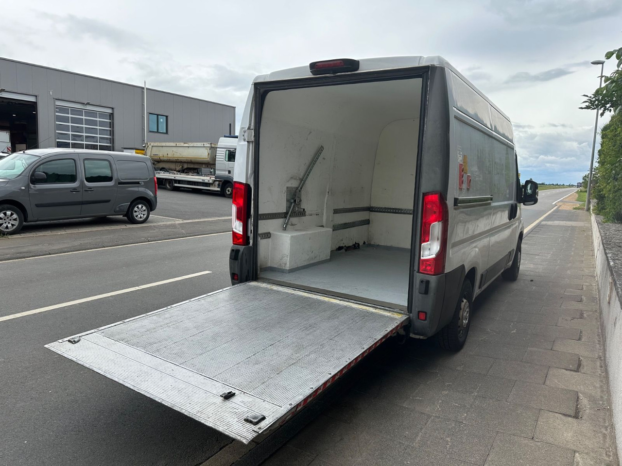 Fiat Ducato130*Automatik*Ladebordwand/LBW 500Kg - כלי רכב מסחרי עם לוח: תמונה 3 Fiat Ducato130*Automatik*Ladebordwand/LBW 500Kg - כלי רכב מסחרי עם לוח: תמונה 3
