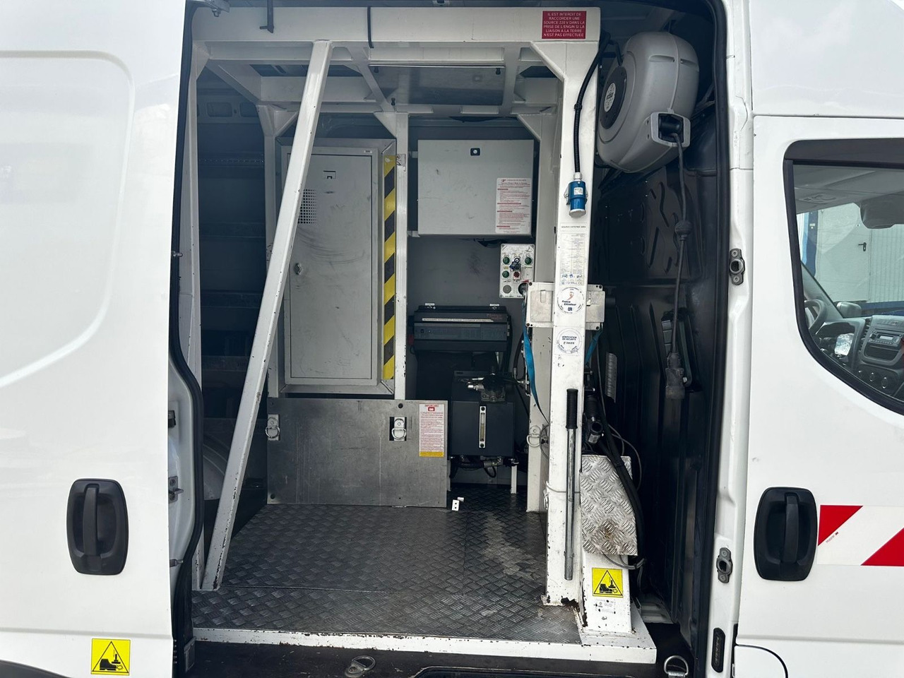 פלטפורמה אווירית מותקנת על משאית Iveco Daily 50C18 Hi-Matic/17m/Euro6/2-Punkt: תמונה 7