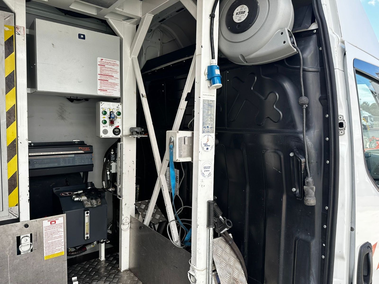 פלטפורמה אווירית מותקנת על משאית Iveco Daily 50C18 Hi-Matic/17m/Euro6/2-Punkt: תמונה 9