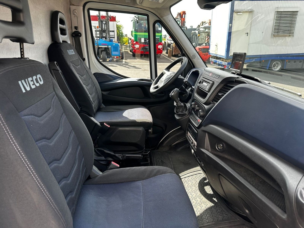 פלטפורמה אווירית מותקנת על משאית Iveco Daily 50C18 Hi-Matic/17m/Euro6/2-Punkt: תמונה 12