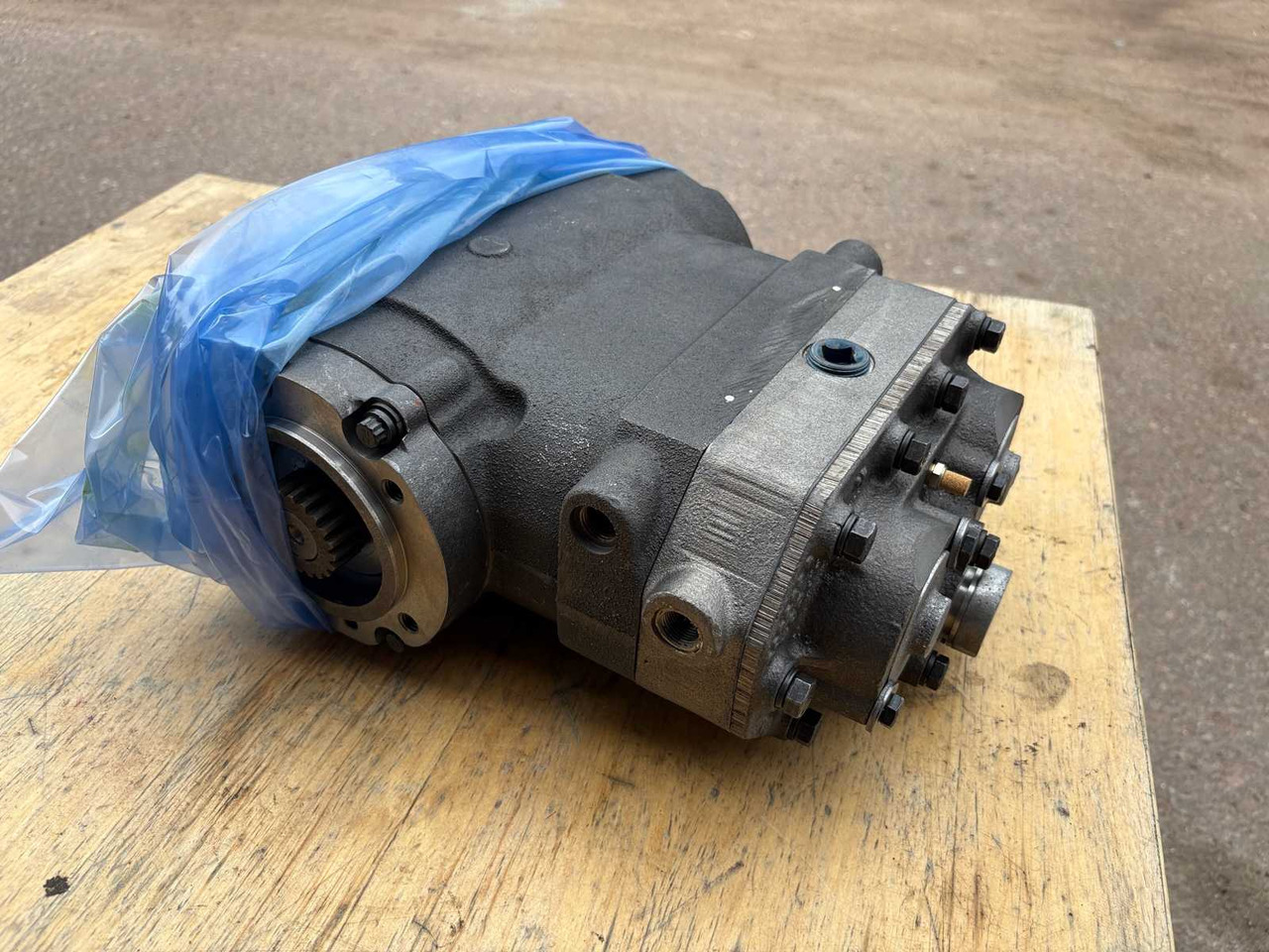 Air Dryer Compressor Cummins ST-676 - מדחס מזגן: תמונה 1 Air Dryer Compressor Cummins ST-676 - מדחס מזגן: תמונה 1