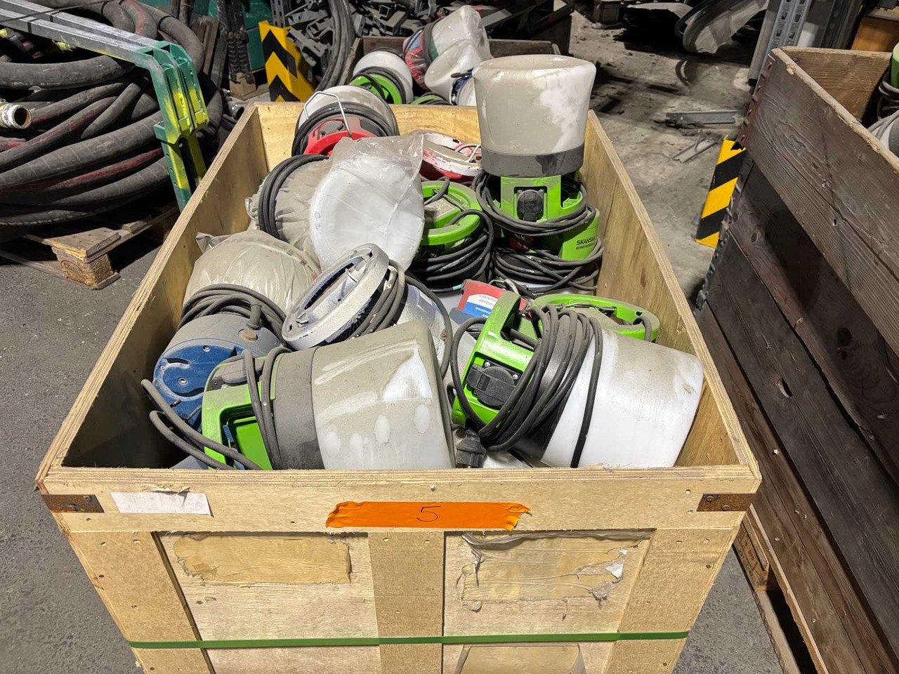 Daisy-chained ball lamp approx. 40pcs - כלי/ ציוד: תמונה 1 Daisy-chained ball lamp approx. 40pcs - כלי/ ציוד: תמונה 1