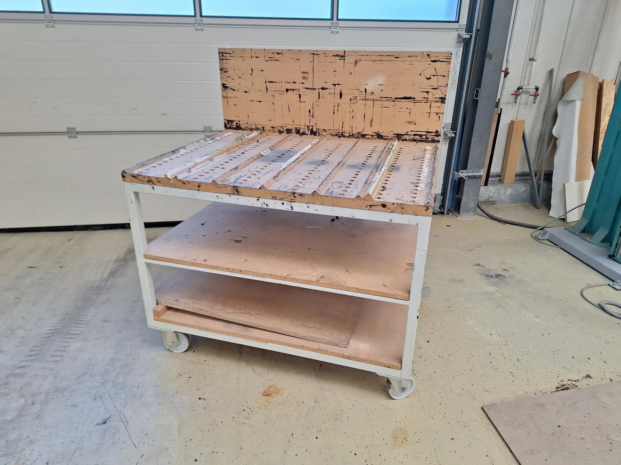 1 Stk. Arbeitstisch - כלי/ ציוד: תמונה 1 1 Stk. Arbeitstisch - כלי/ ציוד: תמונה 1