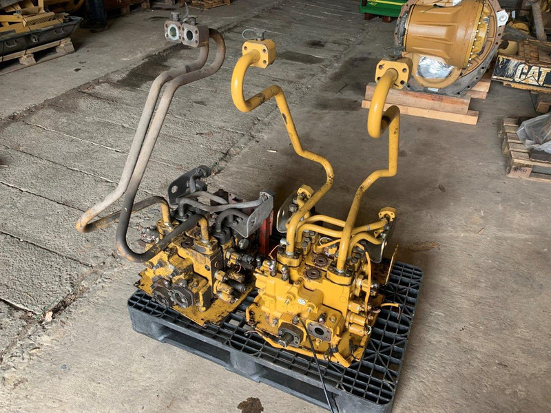 Caterpillar VALVE GP-MAIN CONTROL 2613682 - חלקי הידרוליקה: תמונה 1 Caterpillar VALVE GP-MAIN CONTROL 2613682 - חלקי הידרוליקה: תמונה 1