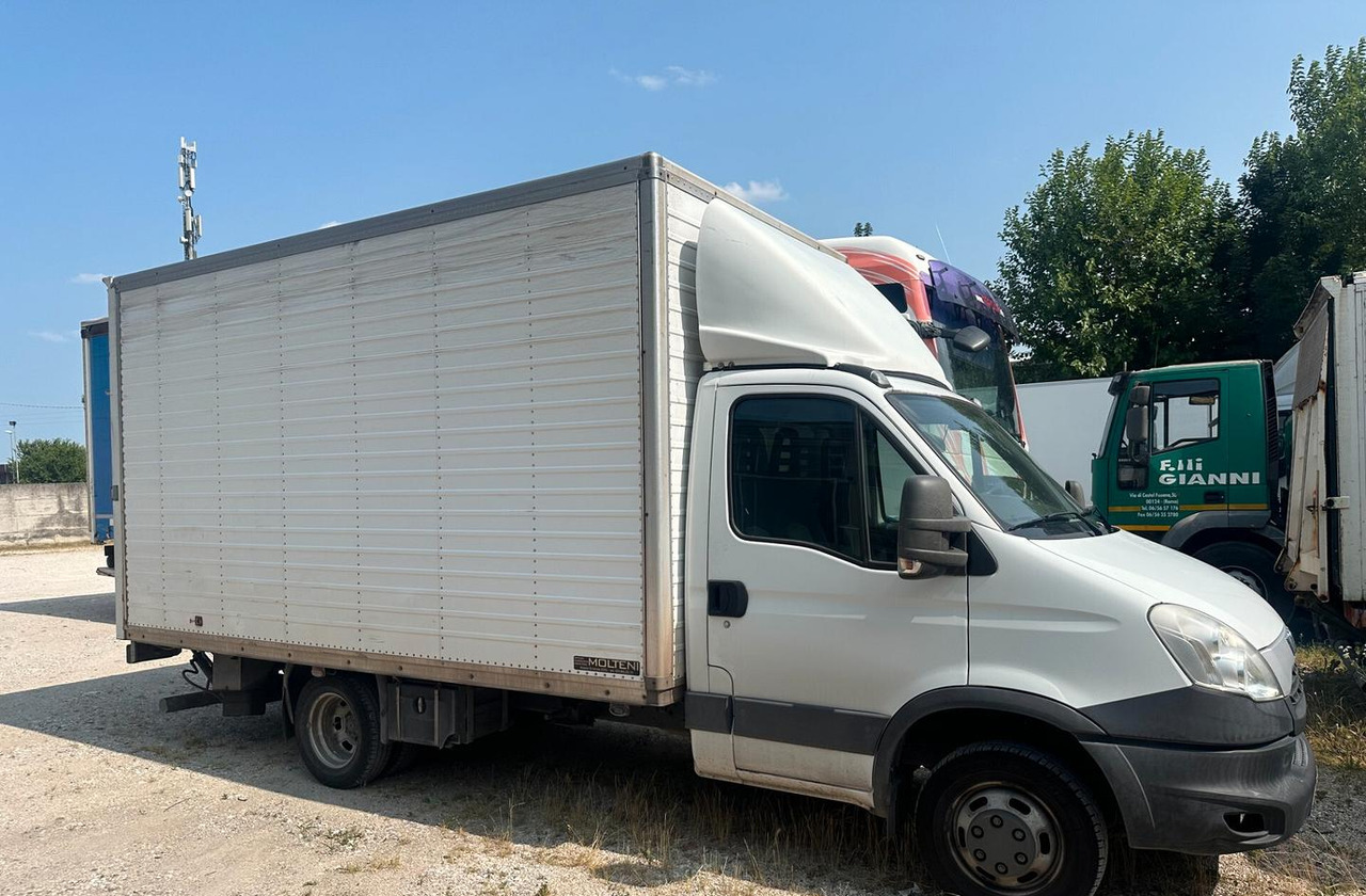 Iveco - כלי רכב מסחרי עם תיבה: תמונה 1 Iveco - כלי רכב מסחרי עם תיבה: תמונה 1
