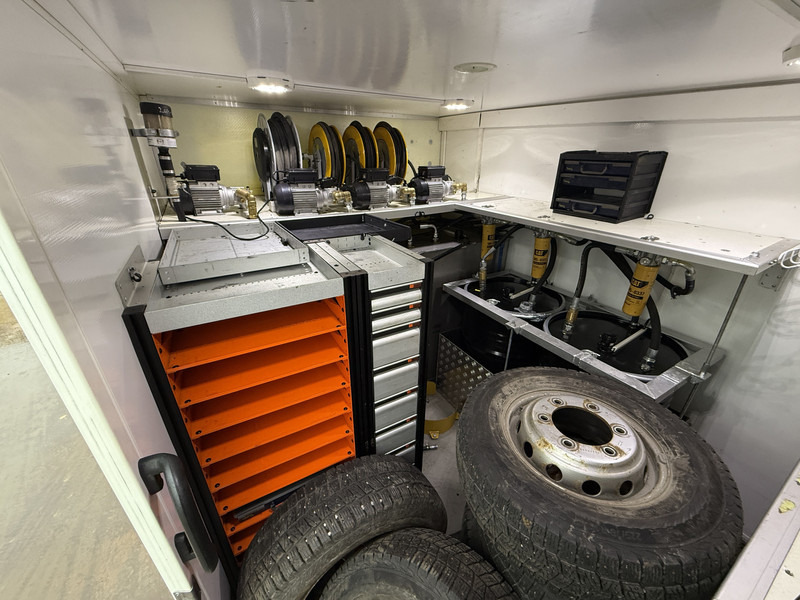 כלי רכב מסחרי עם תיבה Iveco Daily Daily 70C18 3.0 *Service bus / Inbouw* LED Climate Control Cruise Control Tachograaf Standkachel Trekhaak Camera Stoelverwarming: תמונה 16 כלי רכב מסחרי עם תיבה Iveco Daily Daily 70C18 3.0 *Service bus / Inbouw* LED Climate Control Cruise Control Tachograaf Standkachel Trekhaak Camera Stoelverwarming: תמונה 16