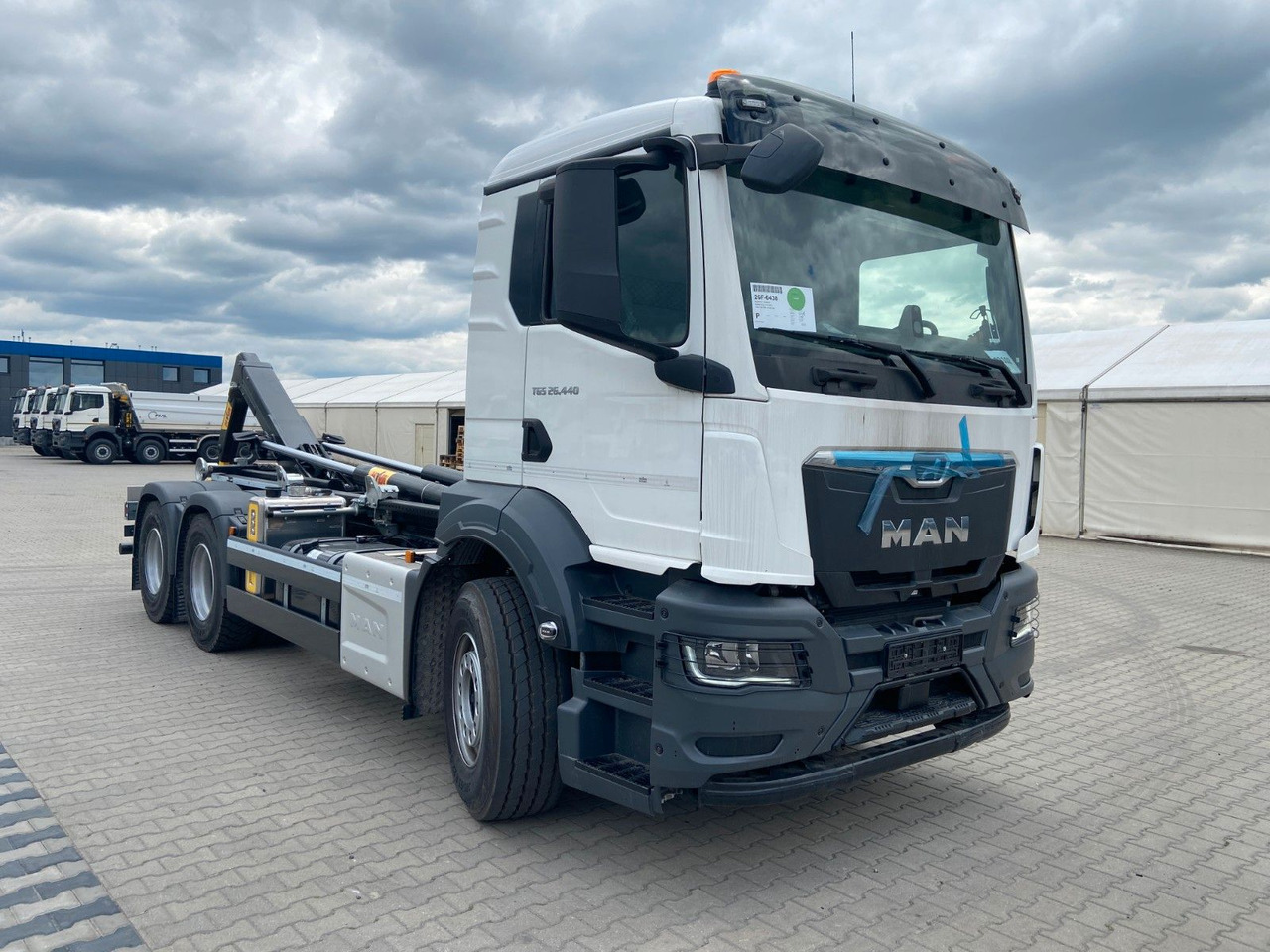 MAN TGS 26.440 6x4 Abrollkipper HYVA 20-60-S - משאית הרמת וו: תמונה 1 MAN TGS 26.440 6x4 Abrollkipper HYVA 20-60-S - משאית הרמת וו: תמונה 1