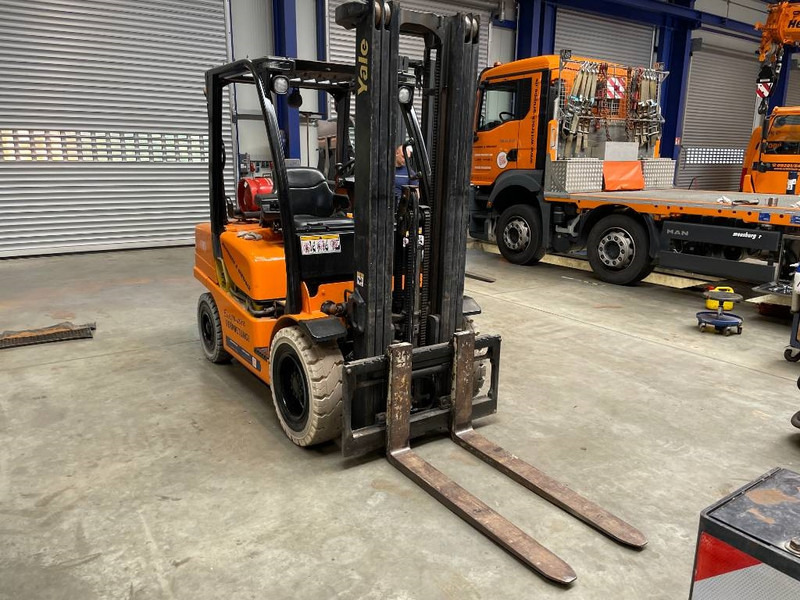 Yale GLP 35 VX - מלגזת LPG: תמונה 2 Yale GLP 35 VX - מלגזת LPG: תמונה 2