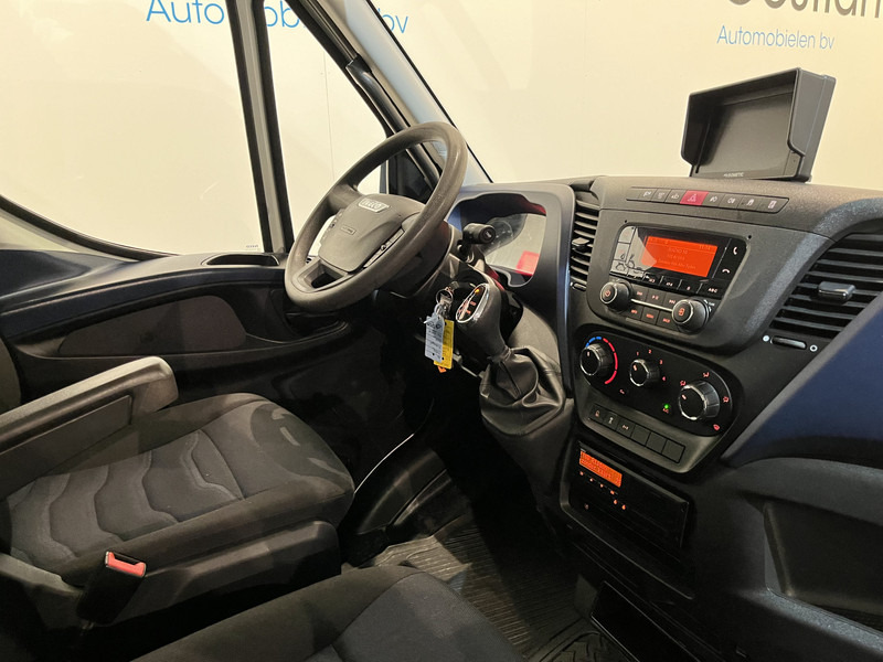 Iveco 65C18 3.0 Automaat Open Laadbak / Mobiele Werkplaats / Bott Inrichting / Euro 6 / Airco / Cruise Control / Trekhaak / Camera / 3-Zits / 55.400 KM !! C-Rijbewijs !! - כלי רכב מסחרי במיטה שטוחה: תמונה 3 Iveco 65C18 3.0 Automaat Open Laadbak / Mobiele Werkplaats / Bott Inrichting / Euro 6 / Airco / Cruise Control / Trekhaak / Camera / 3-Zits / 55.400 KM !! C-Rijbewijs !! - כלי רכב מסחרי במיטה שטוחה: תמונה 3