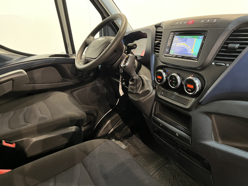 Iveco Daily 35S18D 3.0 375 Automaat Open Laadbak / Hiab Kraan / Euro 6 / Trekhaak 3500 KG / Airco / Camera / Navigatie / 3-Zits / 67.000 KM !! - כלי רכב מסחרי במיטה שטוחה: תמונה 3 Iveco Daily 35S18D 3.0 375 Automaat Open Laadbak / Hiab Kraan / Euro 6 / Trekhaak 3500 KG / Airco / Camera / Navigatie / 3-Zits / 67.000 KM !! - כלי רכב מסחרי במיטה שטוחה: תמונה 3