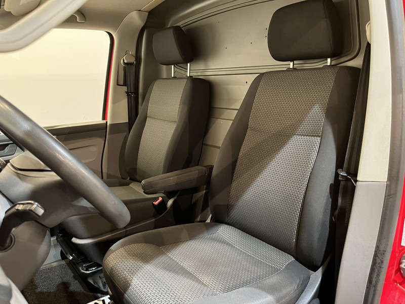 Interior photo 2: הַחכָּרָה Volkswagen Transporter 2.0 TDI L1H1 150 PK Automaat / Airco / Cruise Control / CarPlay / PDC / Trekhaak / Klep Volkswagen Transporter 2.0 TDI L1H1 150 PK Automaat / Airco / Cruise Control / CarPlay / PDC / Trekhaak / Klep