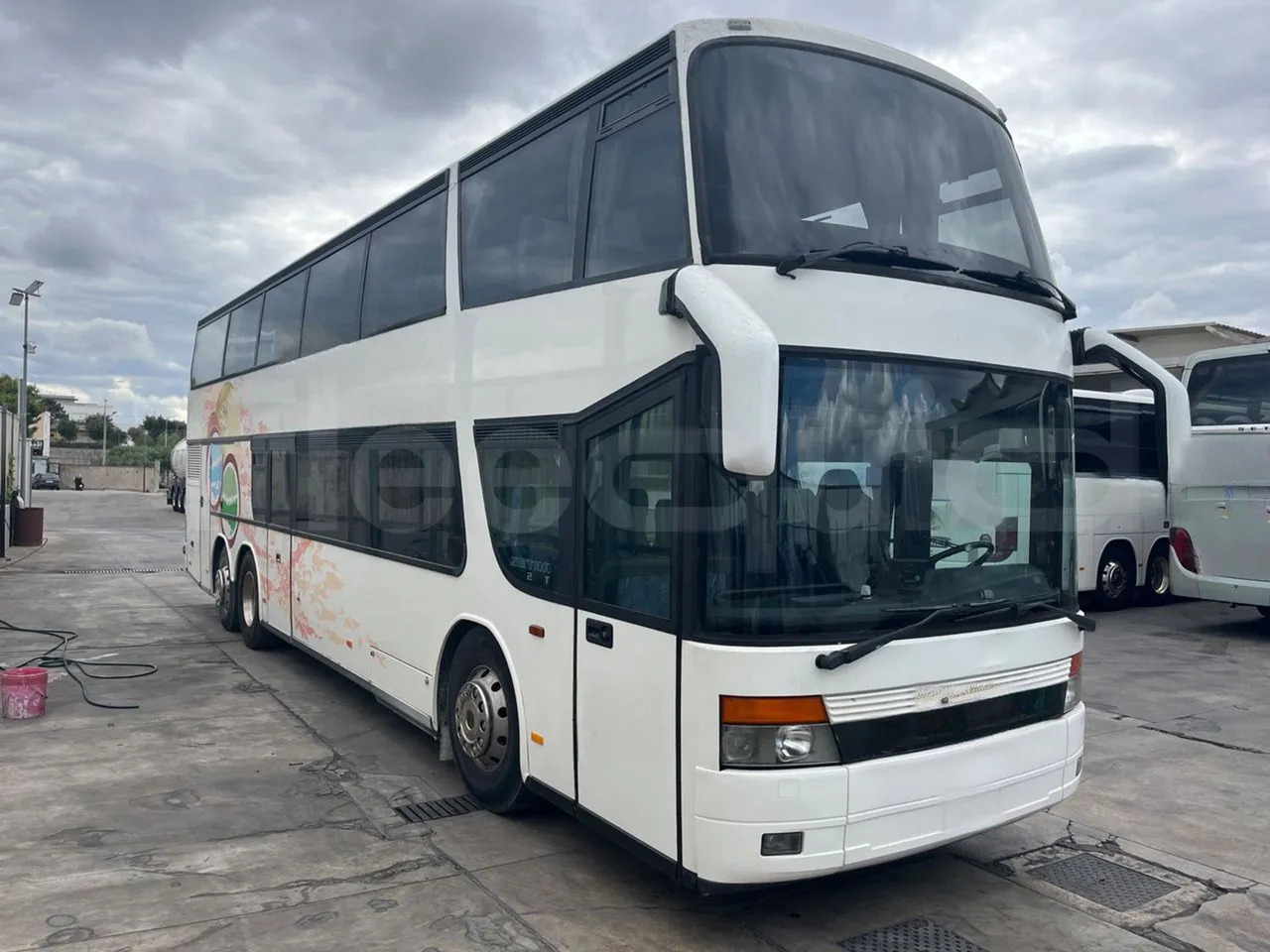 Setra S328 - אוטובוס בין עירוני: תמונה 1 Setra S328 - אוטובוס בין עירוני: תמונה 1