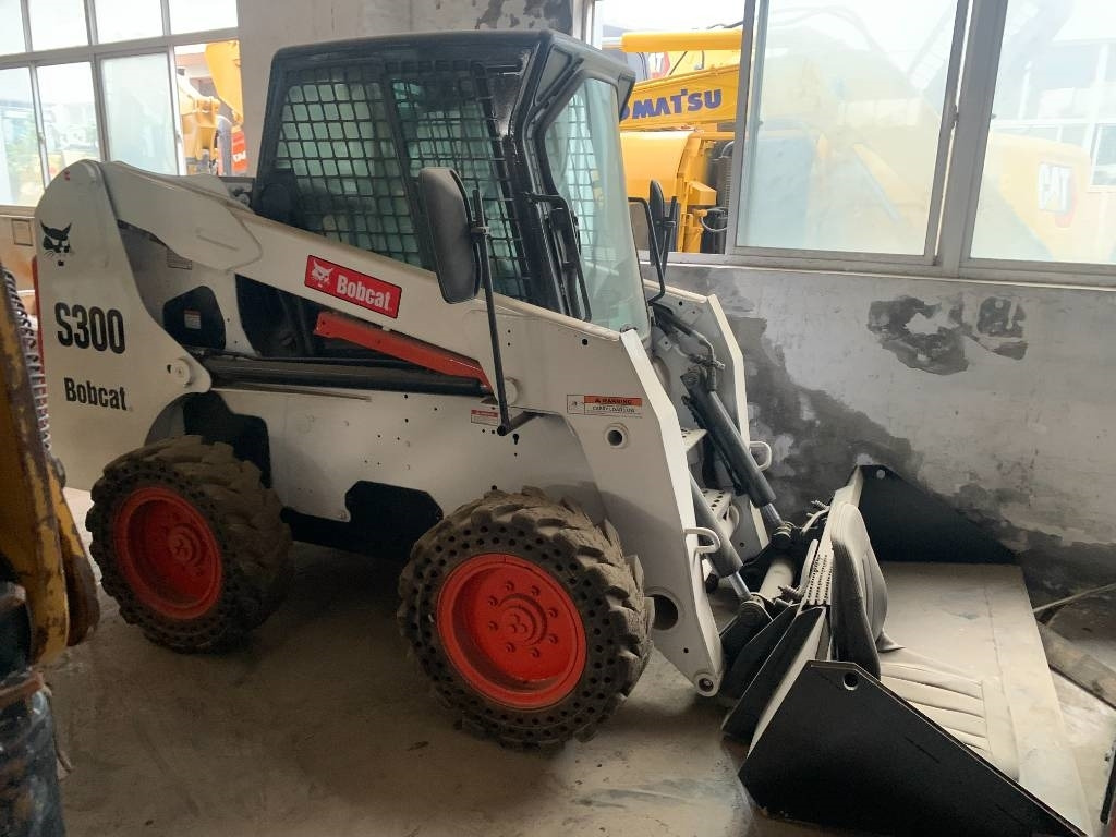 BOBCAT S 300 - מעמיס היגוי החלקה: תמונה 1 BOBCAT S 300 - מעמיס היגוי החלקה: תמונה 1