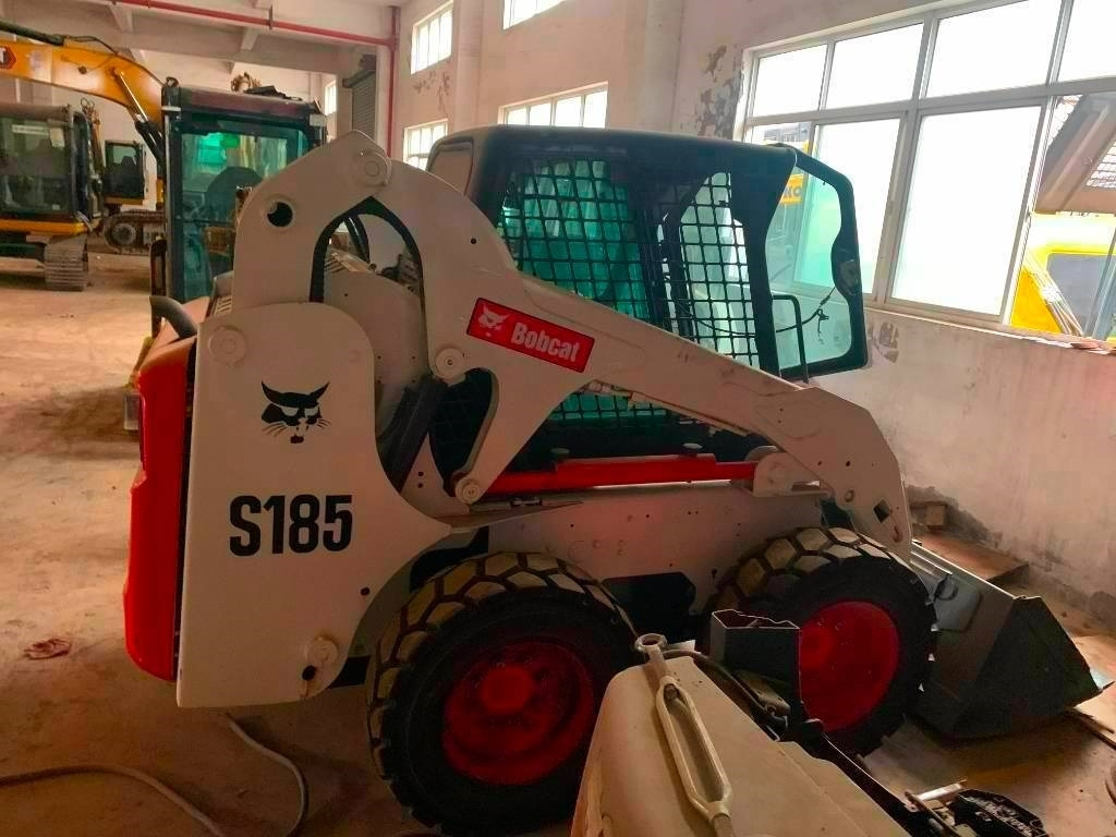 Bobcat S 185 - מעמיס היגוי החלקה: תמונה 4 Bobcat S 185 - מעמיס היגוי החלקה: תמונה 4