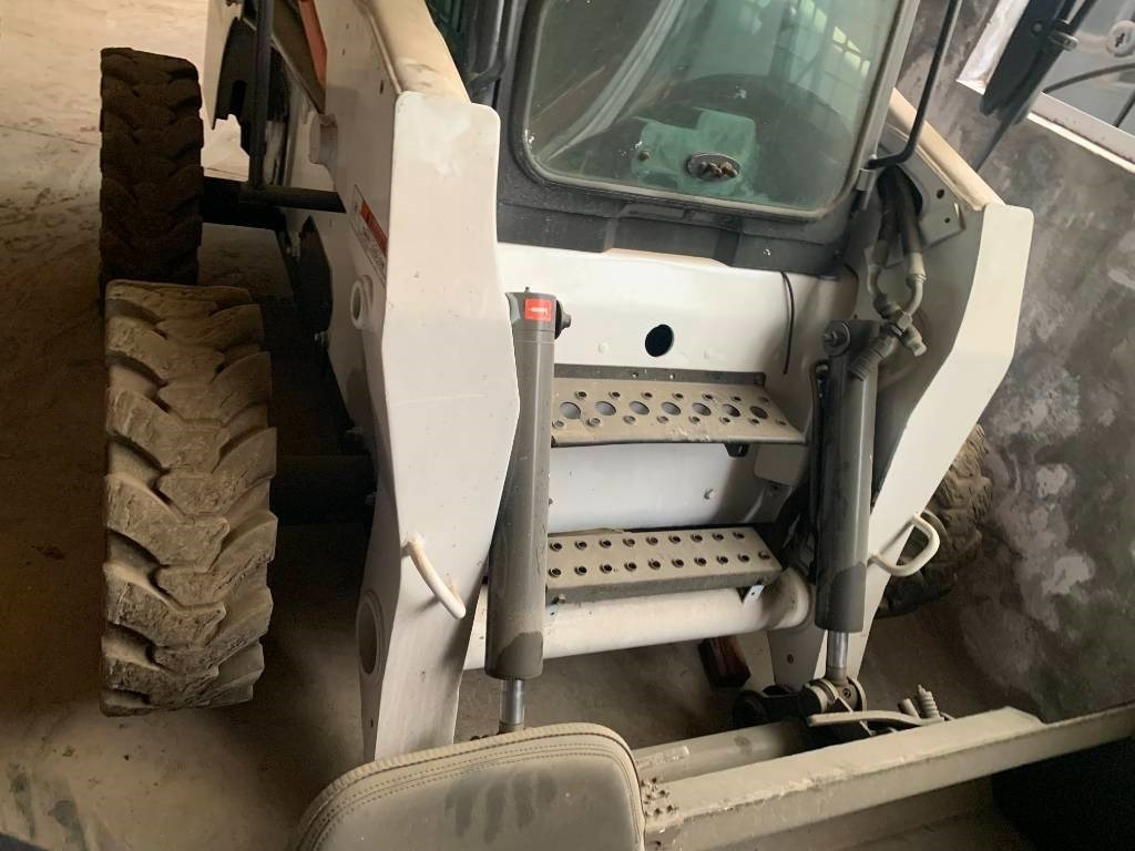 Bobcat S 300 - מעמיס היגוי החלקה: תמונה 2 Bobcat S 300 - מעמיס היגוי החלקה: תמונה 2