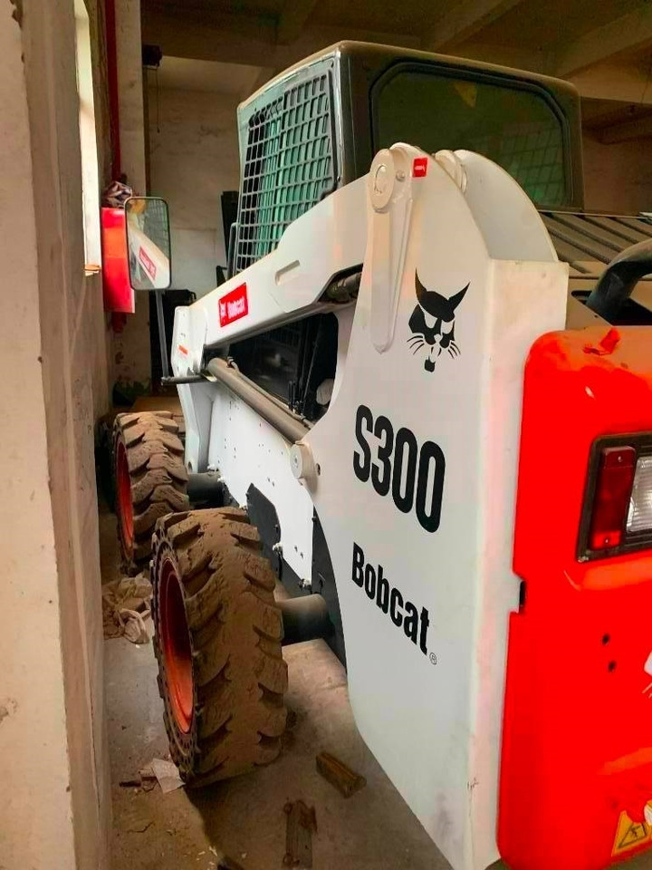 Bobcat S 300 - מעמיס היגוי החלקה: תמונה 4 Bobcat S 300 - מעמיס היגוי החלקה: תמונה 4