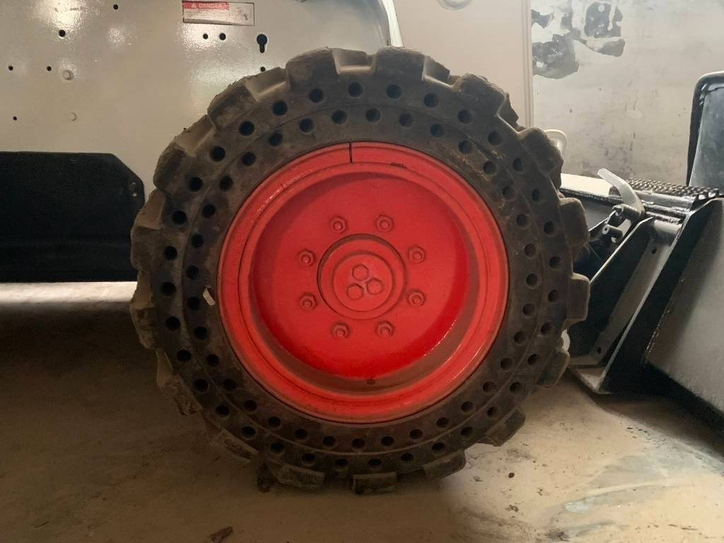 Bobcat S 300 - מעמיס היגוי החלקה: תמונה 5 Bobcat S 300 - מעמיס היגוי החלקה: תמונה 5