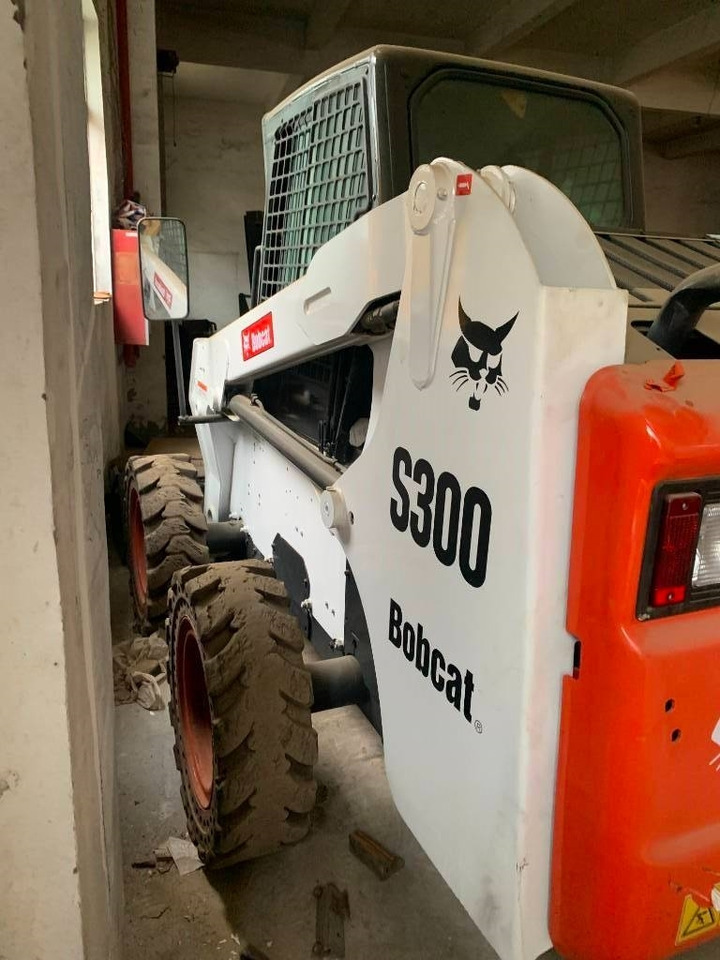 Bobcat S 300 - מעמיס היגוי החלקה: תמונה 4 Bobcat S 300 - מעמיס היגוי החלקה: תמונה 4