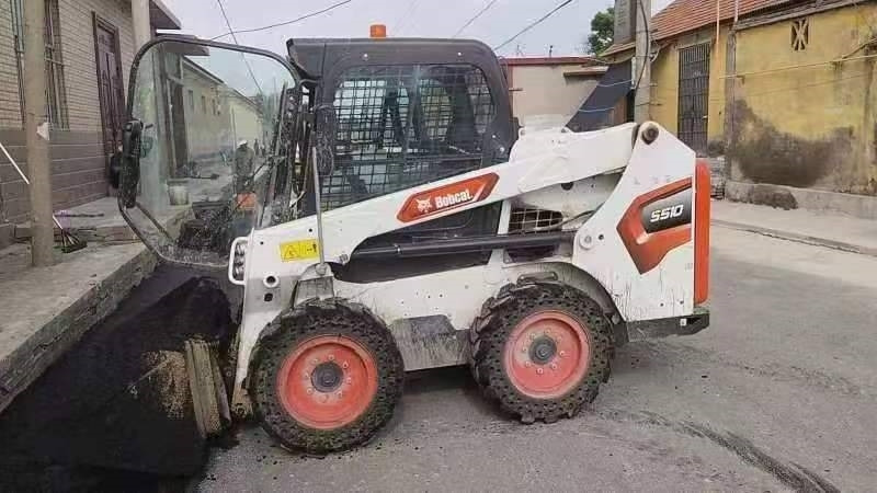Bobcat S 510 - מעמיס היגוי החלקה: תמונה 1 Bobcat S 510 - מעמיס היגוי החלקה: תמונה 1