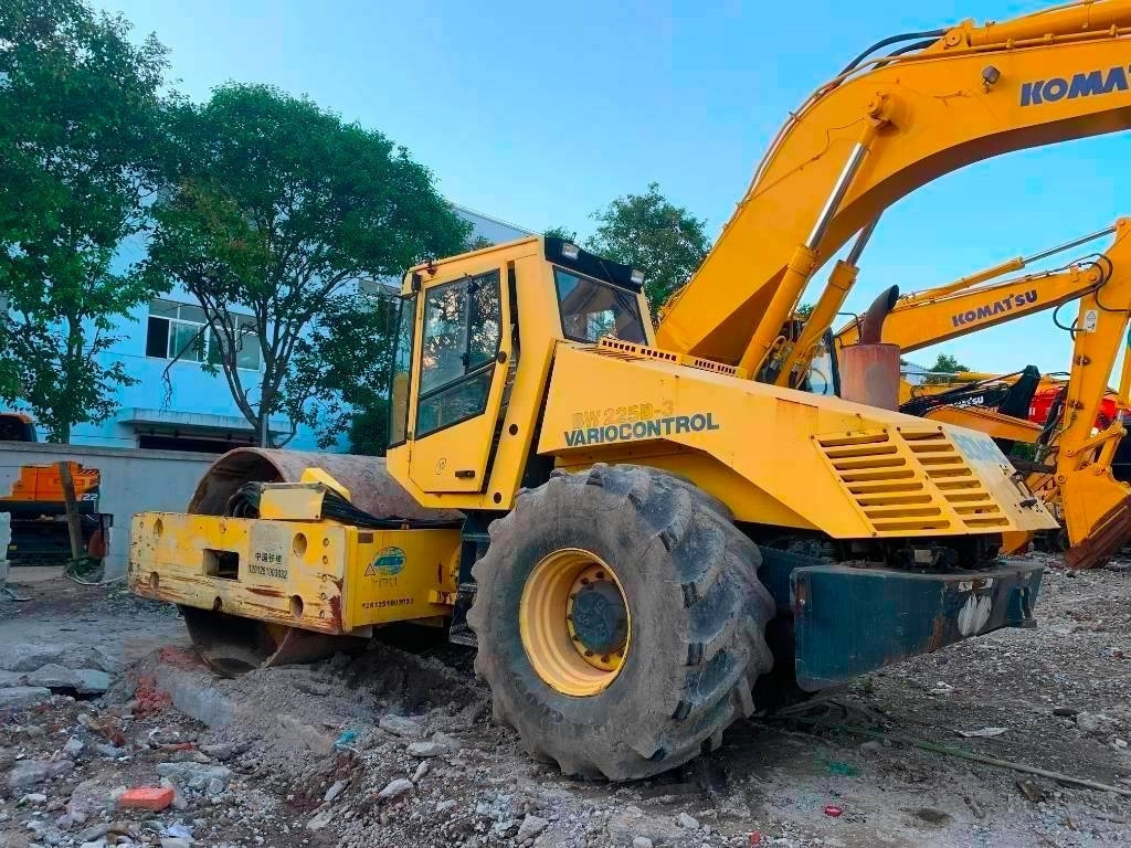 Bomag BW 225 D-3 - רולר כביש: תמונה 1 Bomag BW 225 D-3 - רולר כביש: תמונה 1