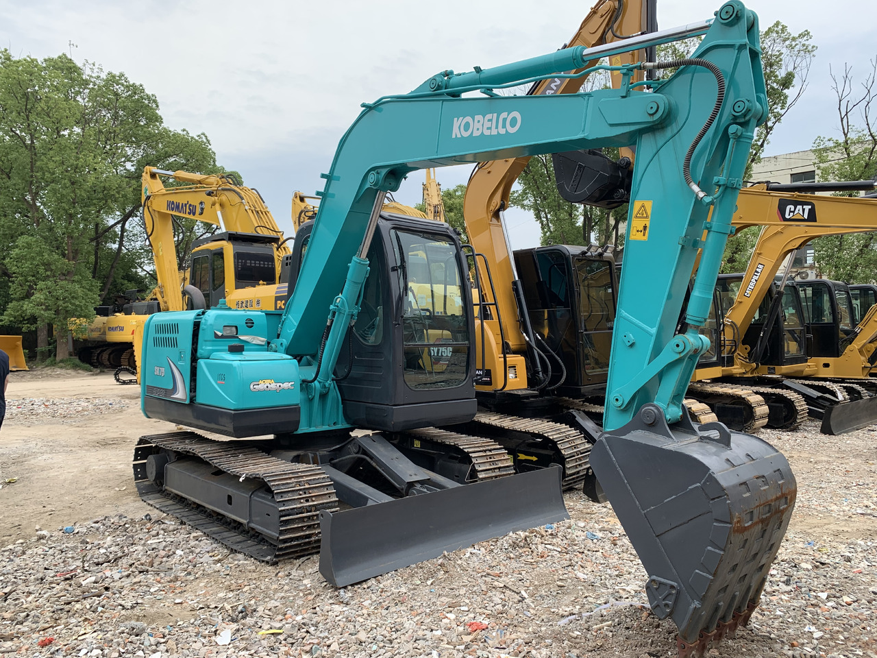 KOBELCO sk75-8 - מיני מחפר: תמונה 1 KOBELCO sk75-8 - מיני מחפר: תמונה 1