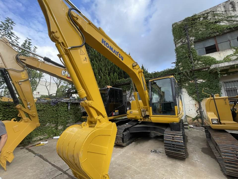 Komatsu PC130 - מיני מחפר: תמונה 1 Komatsu PC130 - מיני מחפר: תמונה 1