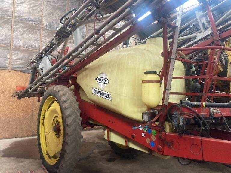 Hardi COMMANDER 4200L - מרסס נגרר: תמונה 1 Hardi COMMANDER 4200L - מרסס נגרר: תמונה 1