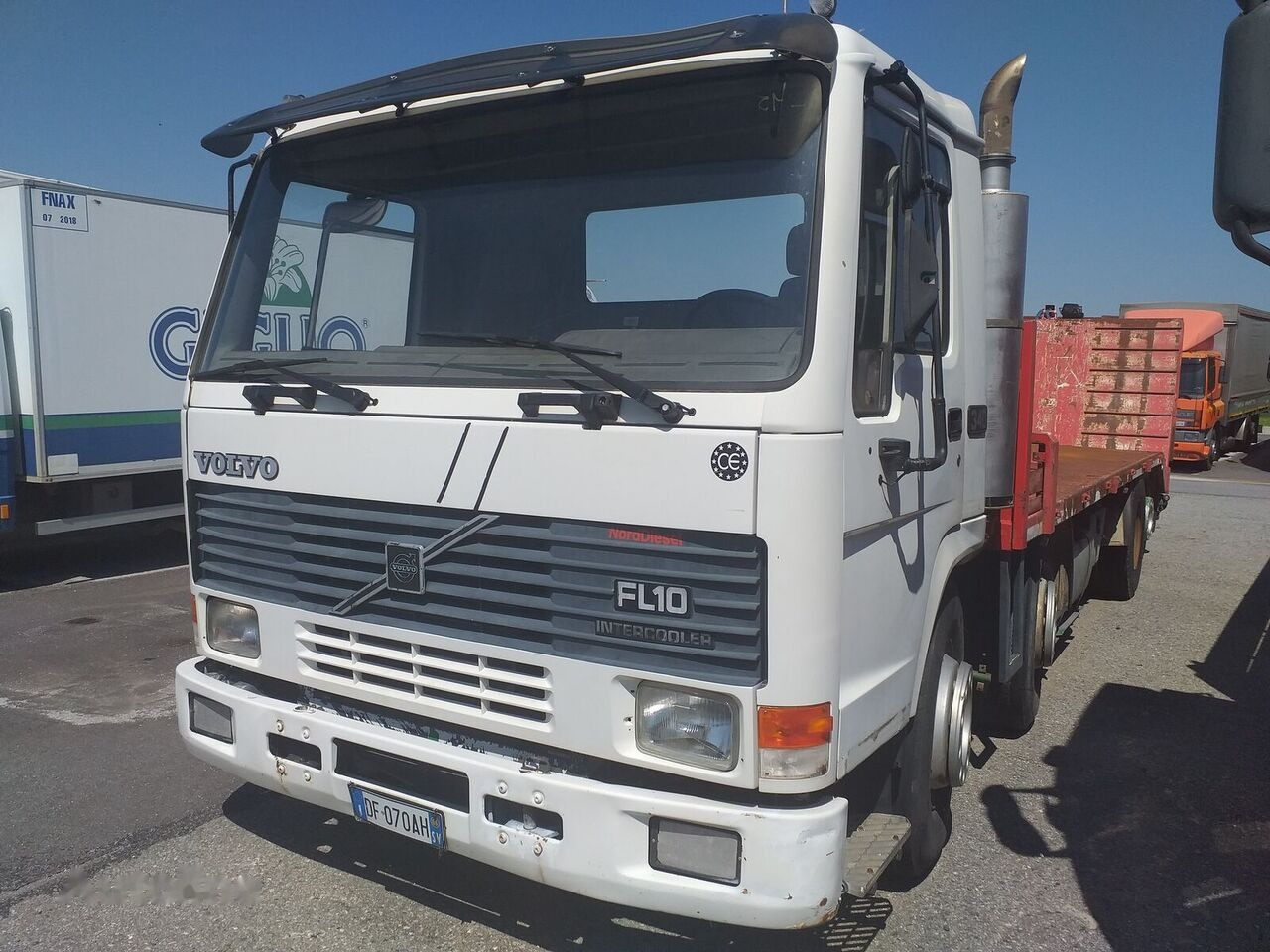 Volvo FL 10.320 - משאית צד נופל/ שטוחה: תמונה 1 Volvo FL 10.320 - משאית צד נופל/ שטוחה: תמונה 1
