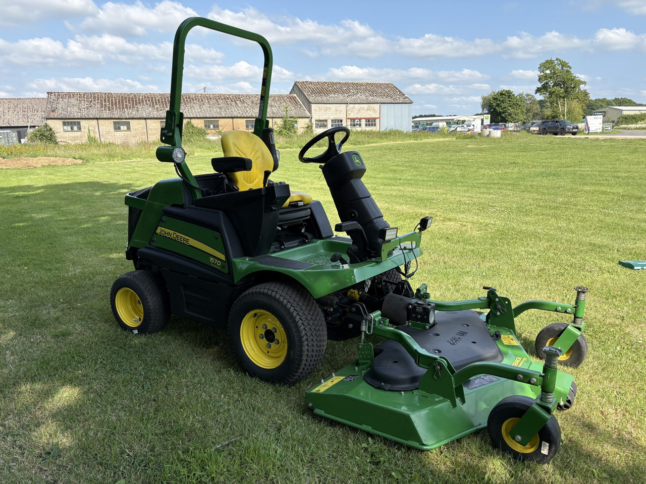John Deere 1570 Out-Front Mower - מכסחת גינה: תמונה 3 John Deere 1570 Out-Front Mower - מכסחת גינה: תמונה 3