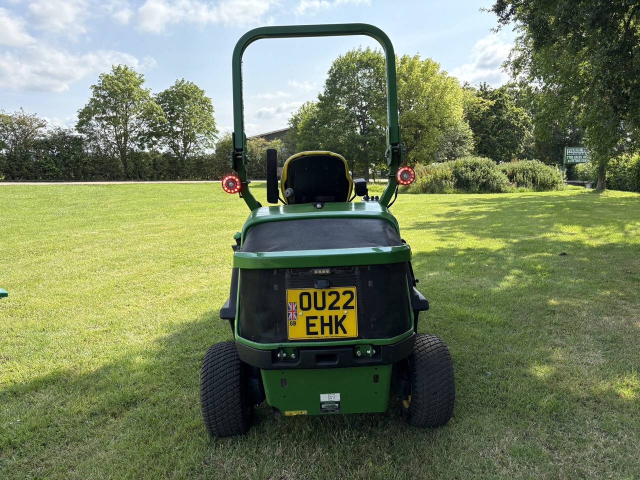 John Deere 1570 Out-Front Mower - מכסחת גינה: תמונה 4 John Deere 1570 Out-Front Mower - מכסחת גינה: תמונה 4