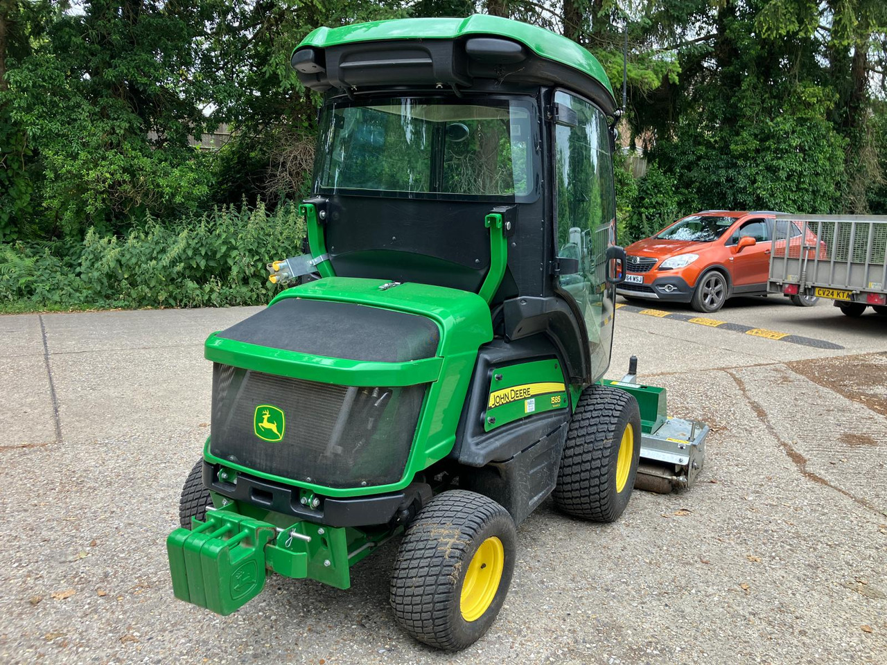 John Deere 1585 out front mower - מכסחת גינה: תמונה 2 John Deere 1585 out front mower - מכסחת גינה: תמונה 2