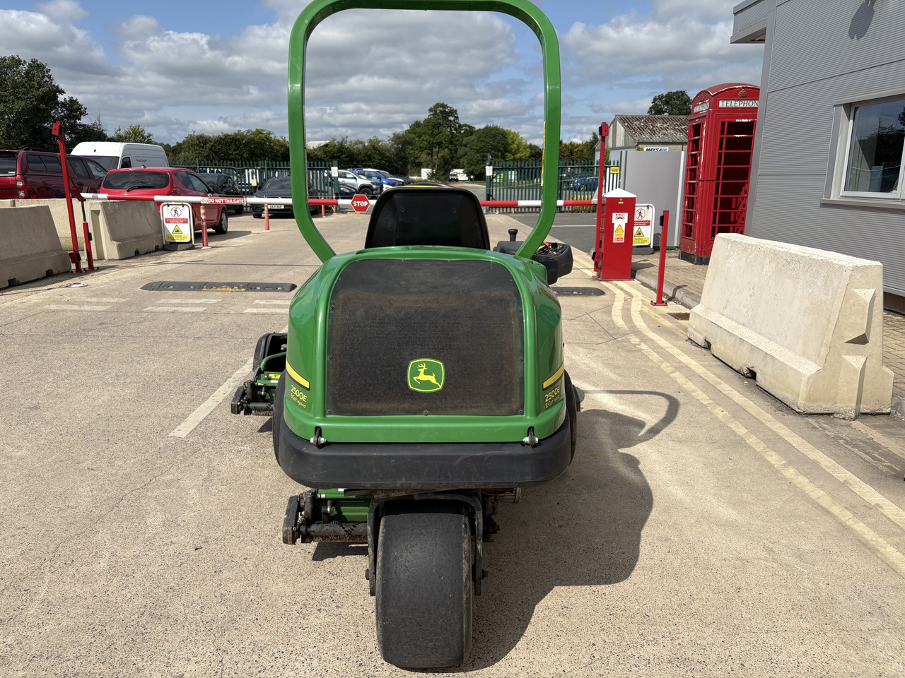 John Deere 2500E Greens Triple - מכסחת גינה: תמונה 3 John Deere 2500E Greens Triple - מכסחת גינה: תמונה 3