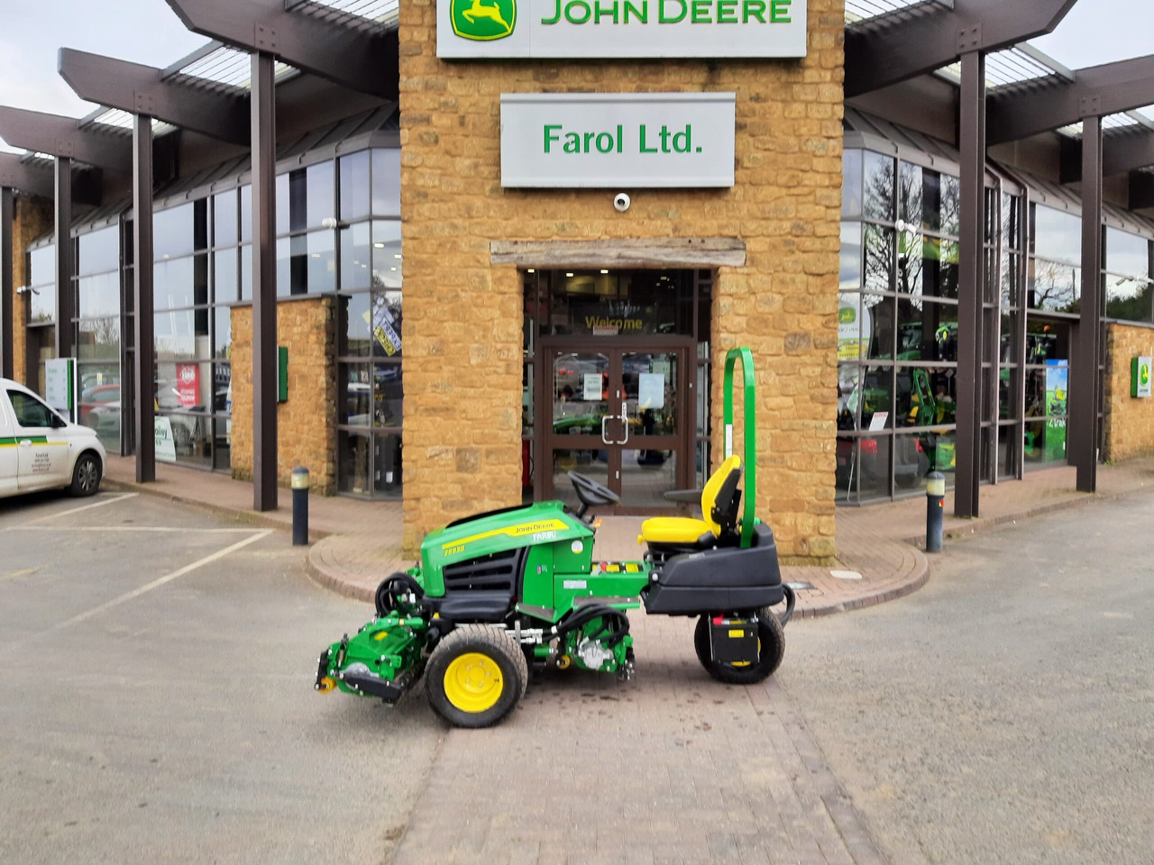 John Deere 2653B utility triple mower - מכסחת גינה: תמונה 2 John Deere 2653B utility triple mower - מכסחת גינה: תמונה 2