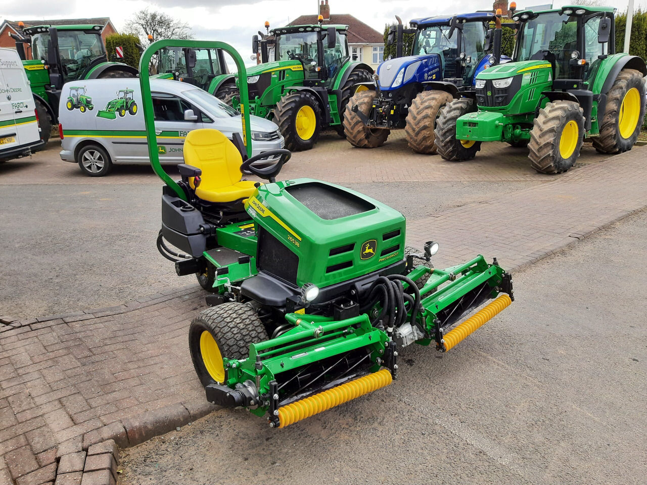 John Deere 2653B utility triple mower - מכסחת גינה: תמונה 1 John Deere 2653B utility triple mower - מכסחת גינה: תמונה 1