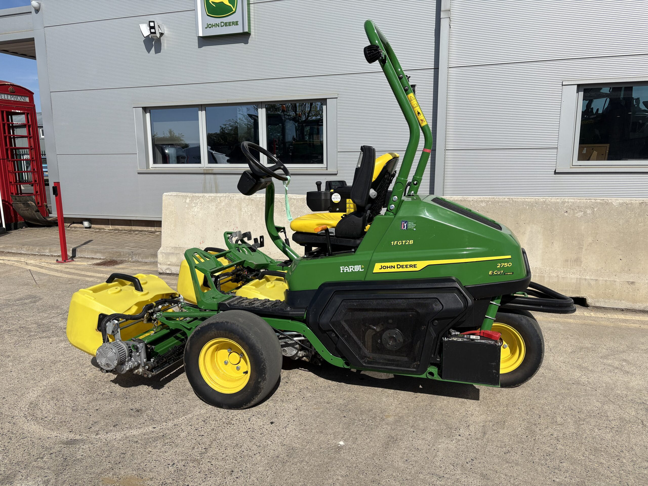 John Deere 2750E Triplex mower - מכסחת גינה: תמונה 1 John Deere 2750E Triplex mower - מכסחת גינה: תמונה 1