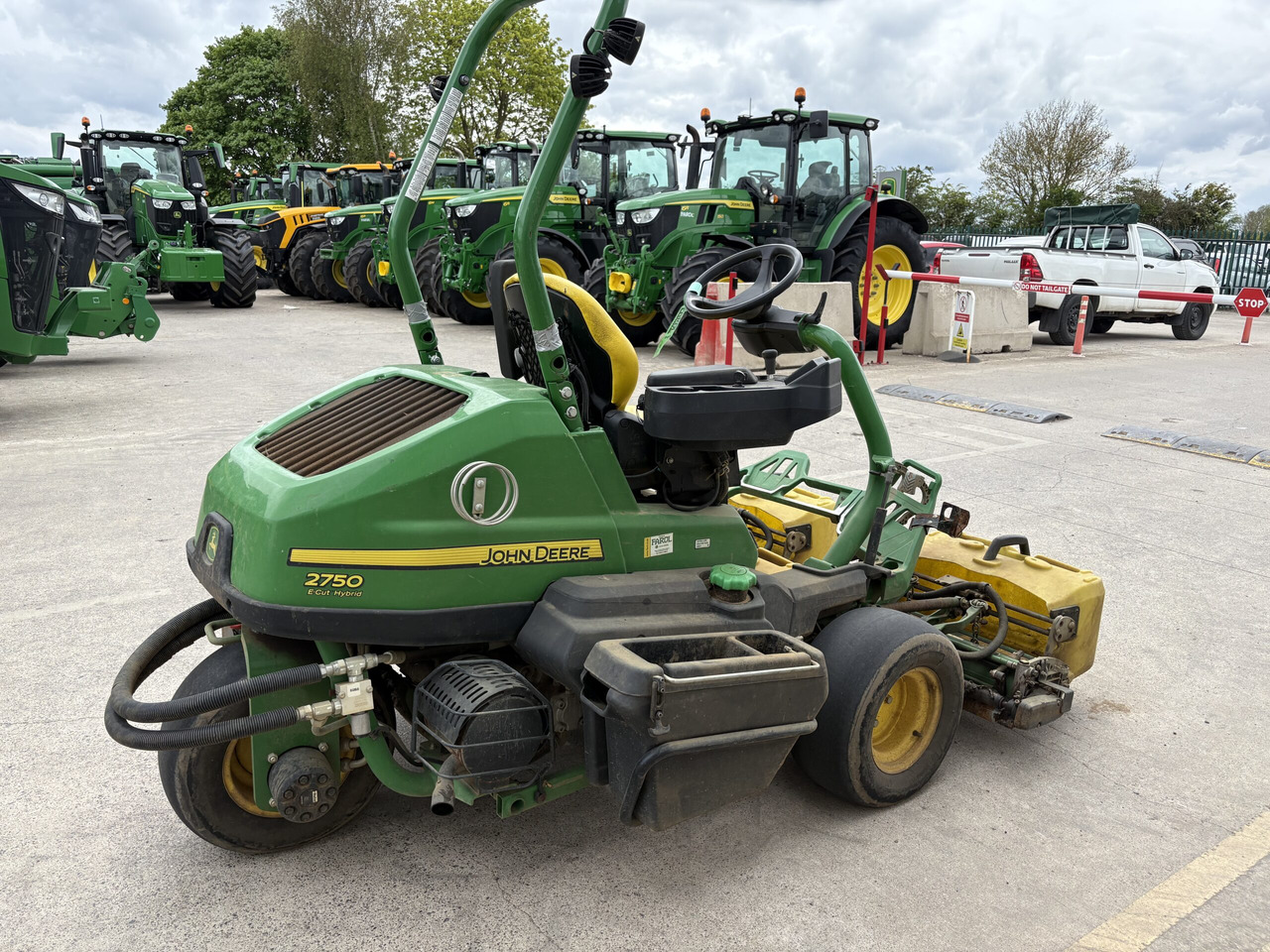 John Deere 2750E Triplex - מכסחת גינה: תמונה 2 John Deere 2750E Triplex - מכסחת גינה: תמונה 2
