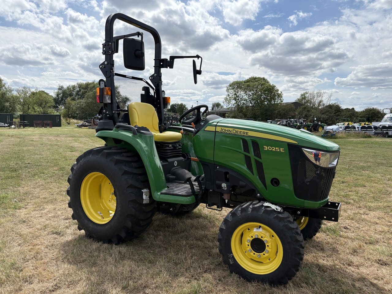 John Deere 3025E Compact Tractor - טרקטור קומפקטי: תמונה 3 John Deere 3025E Compact Tractor - טרקטור קומפקטי: תמונה 3