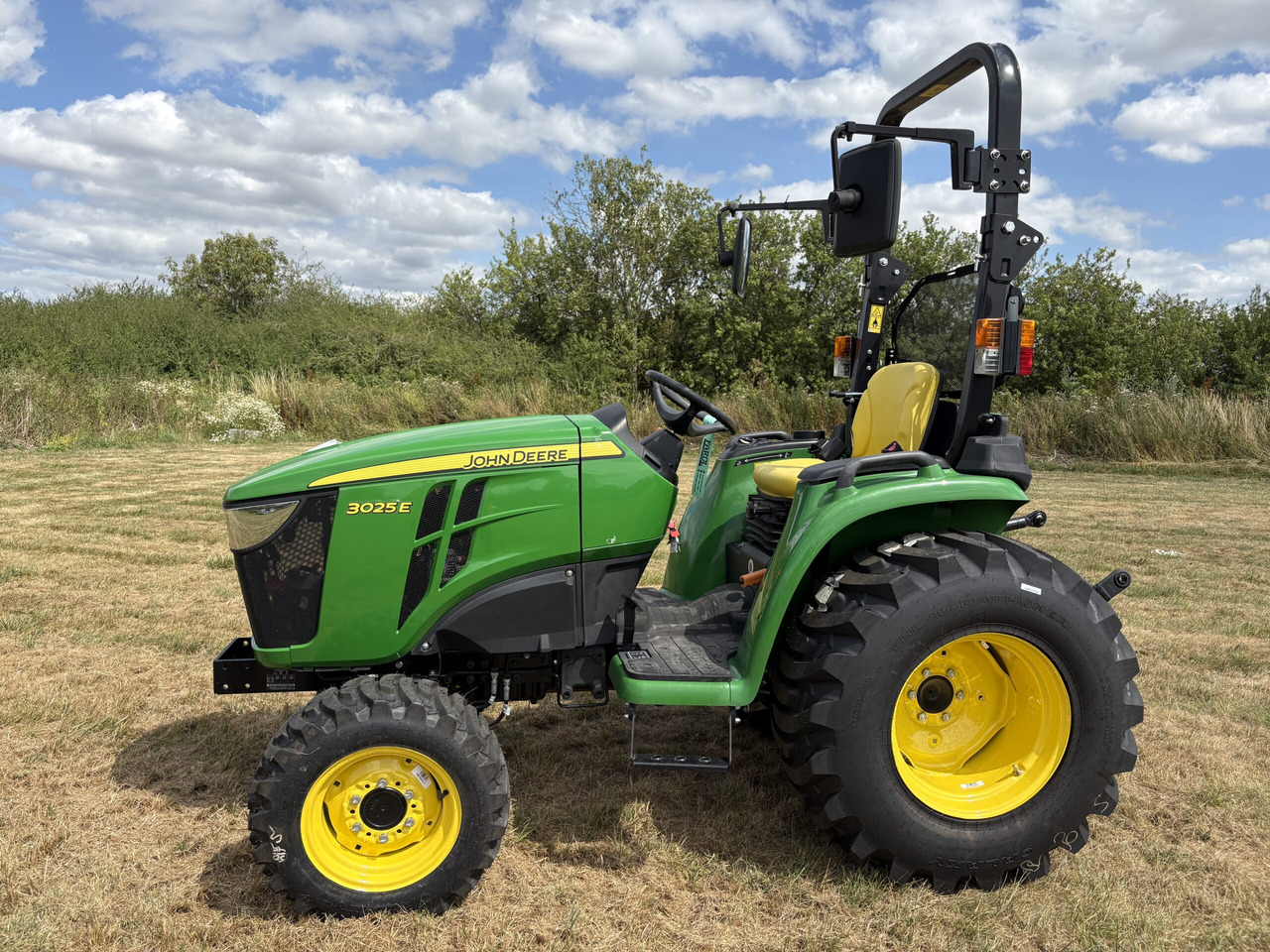 John Deere 3025E Compact Tractor - טרקטור קומפקטי: תמונה 1 John Deere 3025E Compact Tractor - טרקטור קומפקטי: תמונה 1