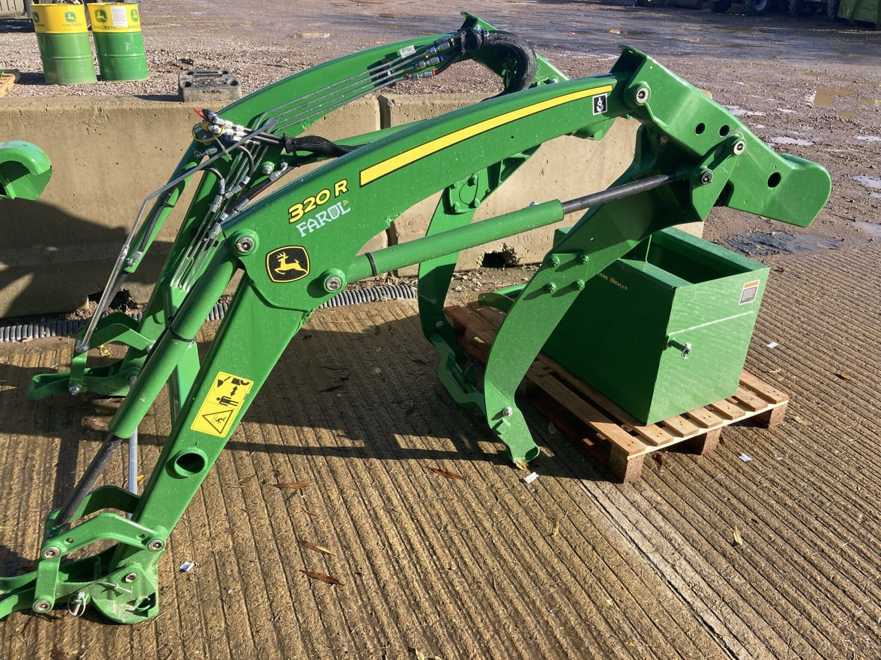 John Deere 320R Front Loader - מעמיס קדמי לטרקטור: תמונה 1 John Deere 320R Front Loader - מעמיס קדמי לטרקטור: תמונה 1