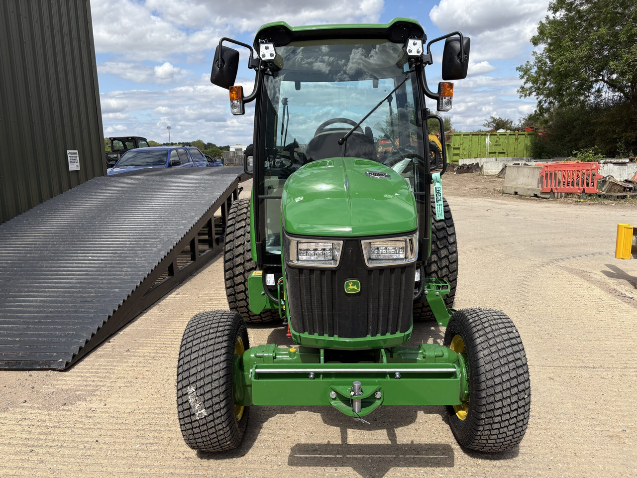 John Deere 4052R Compact Tractor - טרקטור קומפקטי: תמונה 2 John Deere 4052R Compact Tractor - טרקטור קומפקטי: תמונה 2