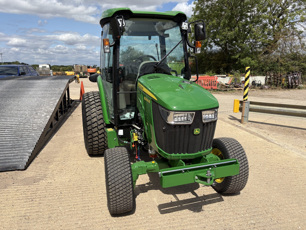 John Deere 4066R Compact Tractor - טרקטור קומפקטי: תמונה 2 John Deere 4066R Compact Tractor - טרקטור קומפקטי: תמונה 2