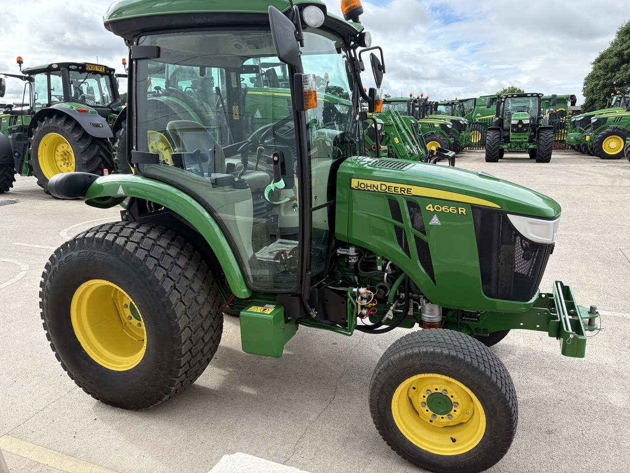 John Deere 4066R Compact Tractor - טרקטור קומפקטי: תמונה 3 John Deere 4066R Compact Tractor - טרקטור קומפקטי: תמונה 3