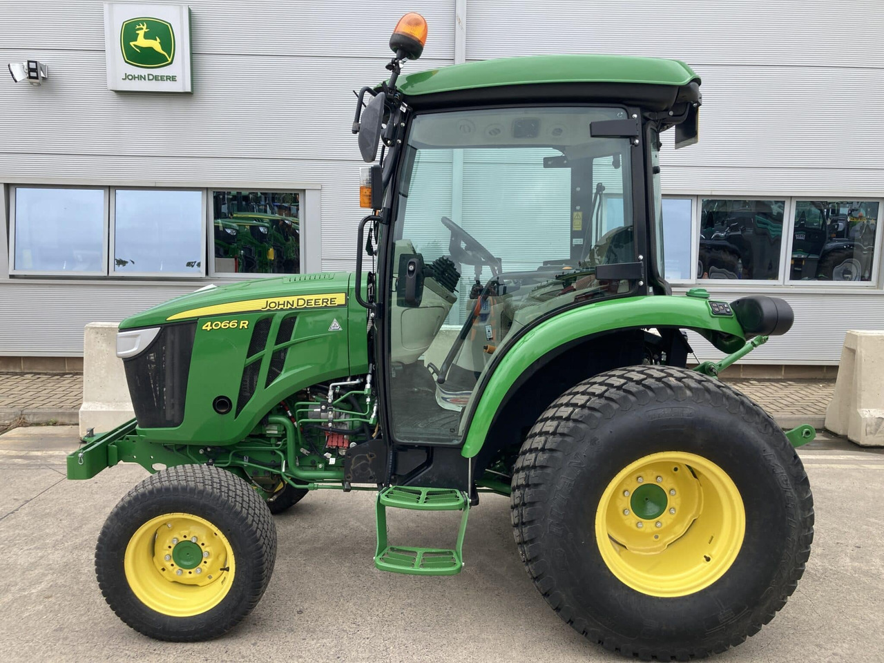 John Deere 4066R compact tractor - טרקטור קומפקטי: תמונה 2 John Deere 4066R compact tractor - טרקטור קומפקטי: תמונה 2
