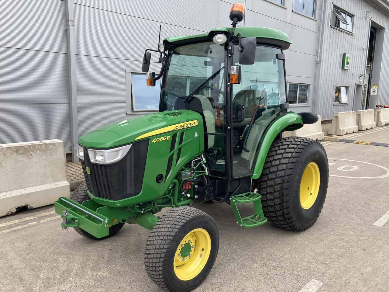 John Deere 4066R compact tractor - טרקטור קומפקטי: תמונה 1 John Deere 4066R compact tractor - טרקטור קומפקטי: תמונה 1