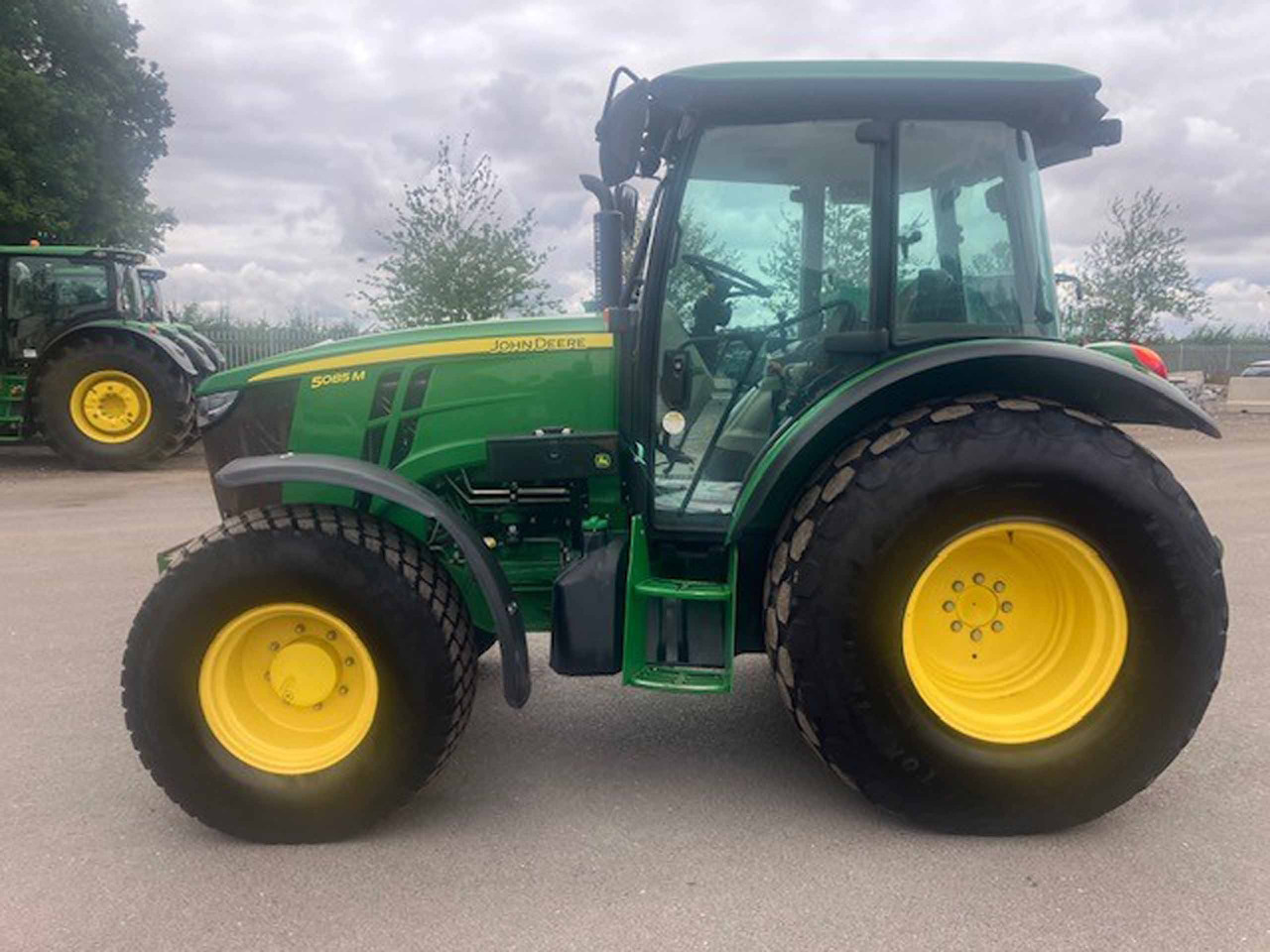 John Deere 5085M - טרקטור חקלאי: תמונה 2 John Deere 5085M - טרקטור חקלאי: תמונה 2