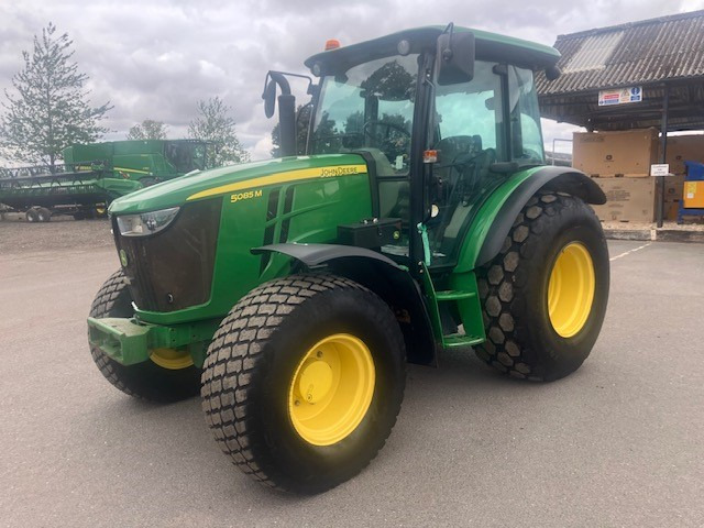 John Deere 5085M - טרקטור חקלאי: תמונה 1 John Deere 5085M - טרקטור חקלאי: תמונה 1