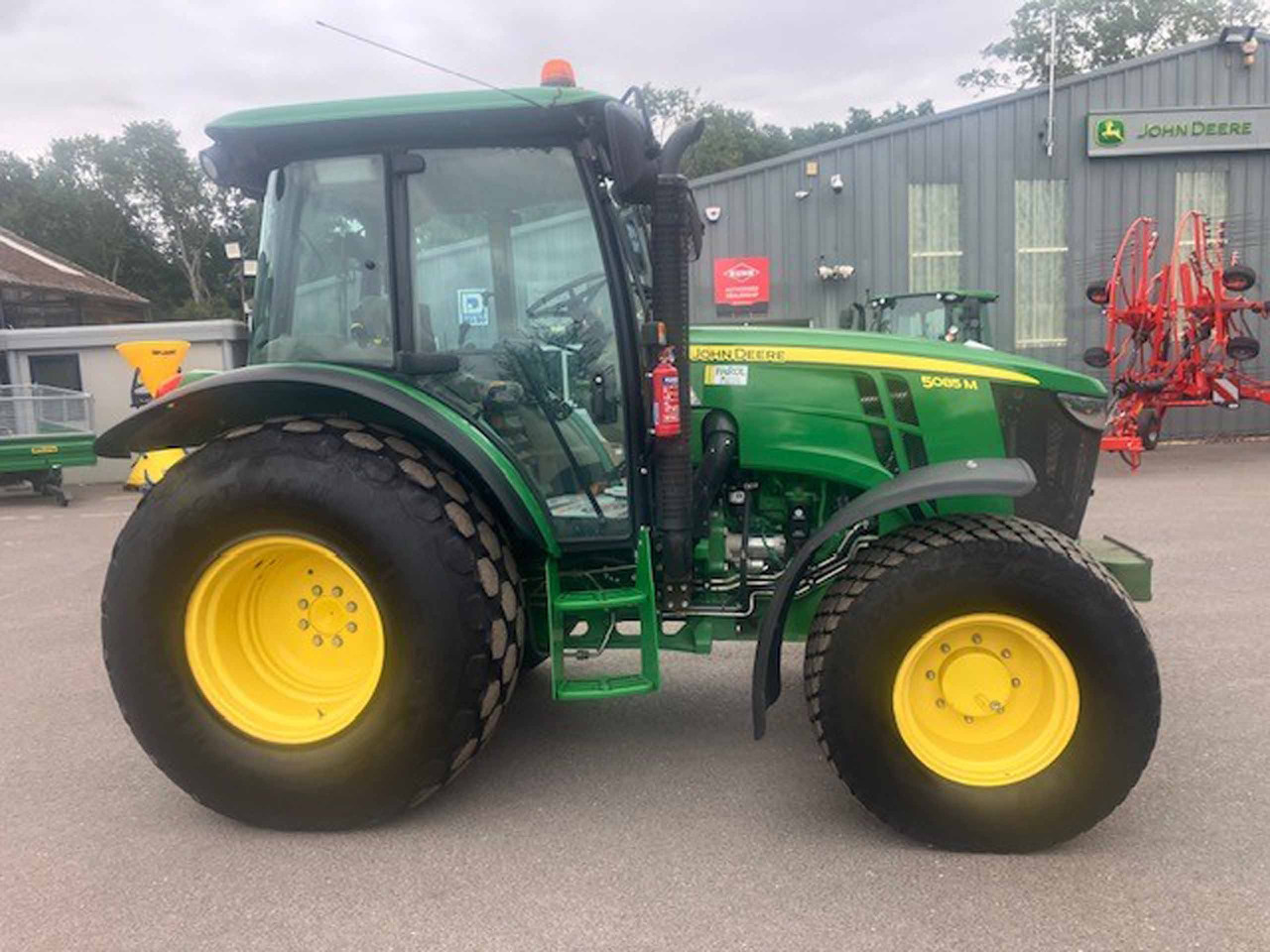 John Deere 5085M - טרקטור חקלאי: תמונה 5 John Deere 5085M - טרקטור חקלאי: תמונה 5