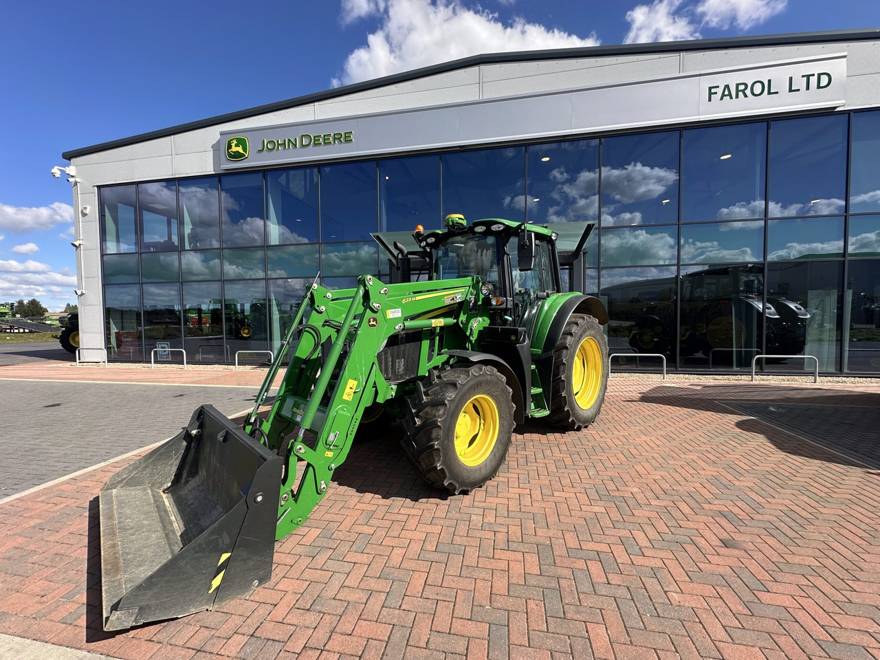 John Deere 6110M + 623M - טרקטור חקלאי: תמונה 1 John Deere 6110M + 623M - טרקטור חקלאי: תמונה 1