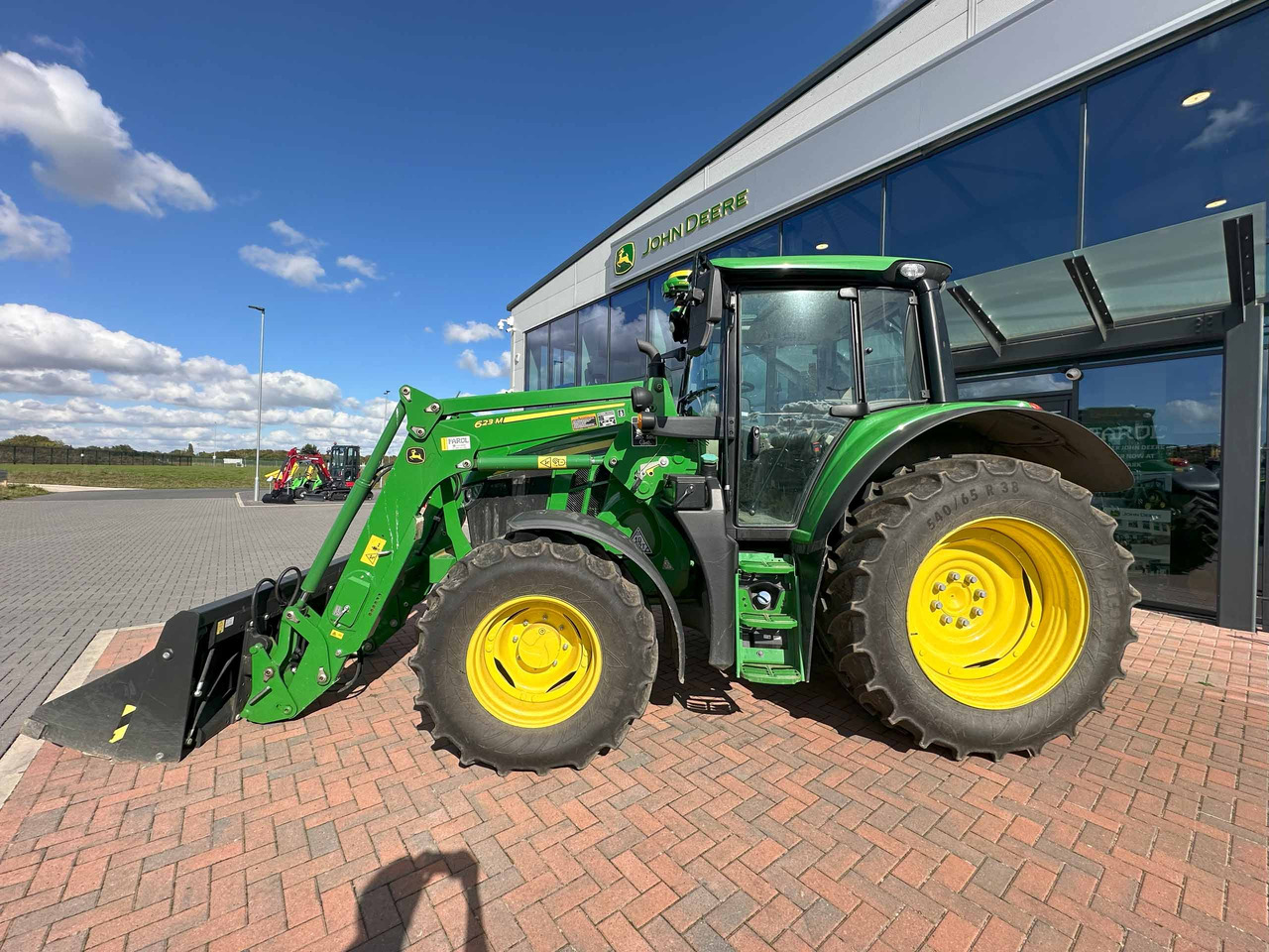 John Deere 6110M + 623M - טרקטור חקלאי: תמונה 3 John Deere 6110M + 623M - טרקטור חקלאי: תמונה 3